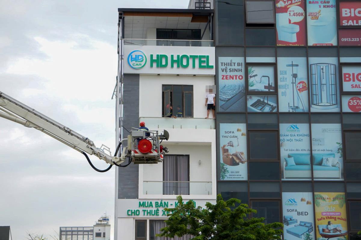 Nam thanh niên bị áp chế sau hơn 1 tiếng đứng ở ban công tầng 4 của nhà nghỉ.