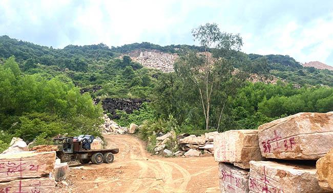 Khu vực mỏ đá xảy ra vụ tai nạn lao động chết người.