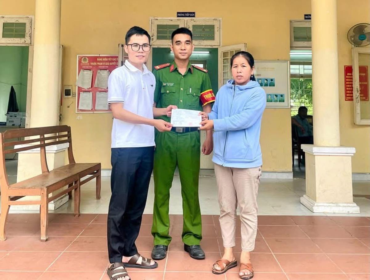 Chị Bích trao lại số tiền chuyển nhầm cho anh Dương.