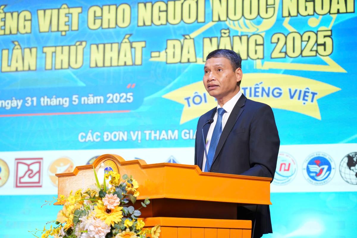 Ban tổ chức trao giai cho các đội thi đạt giải Khuyến khích