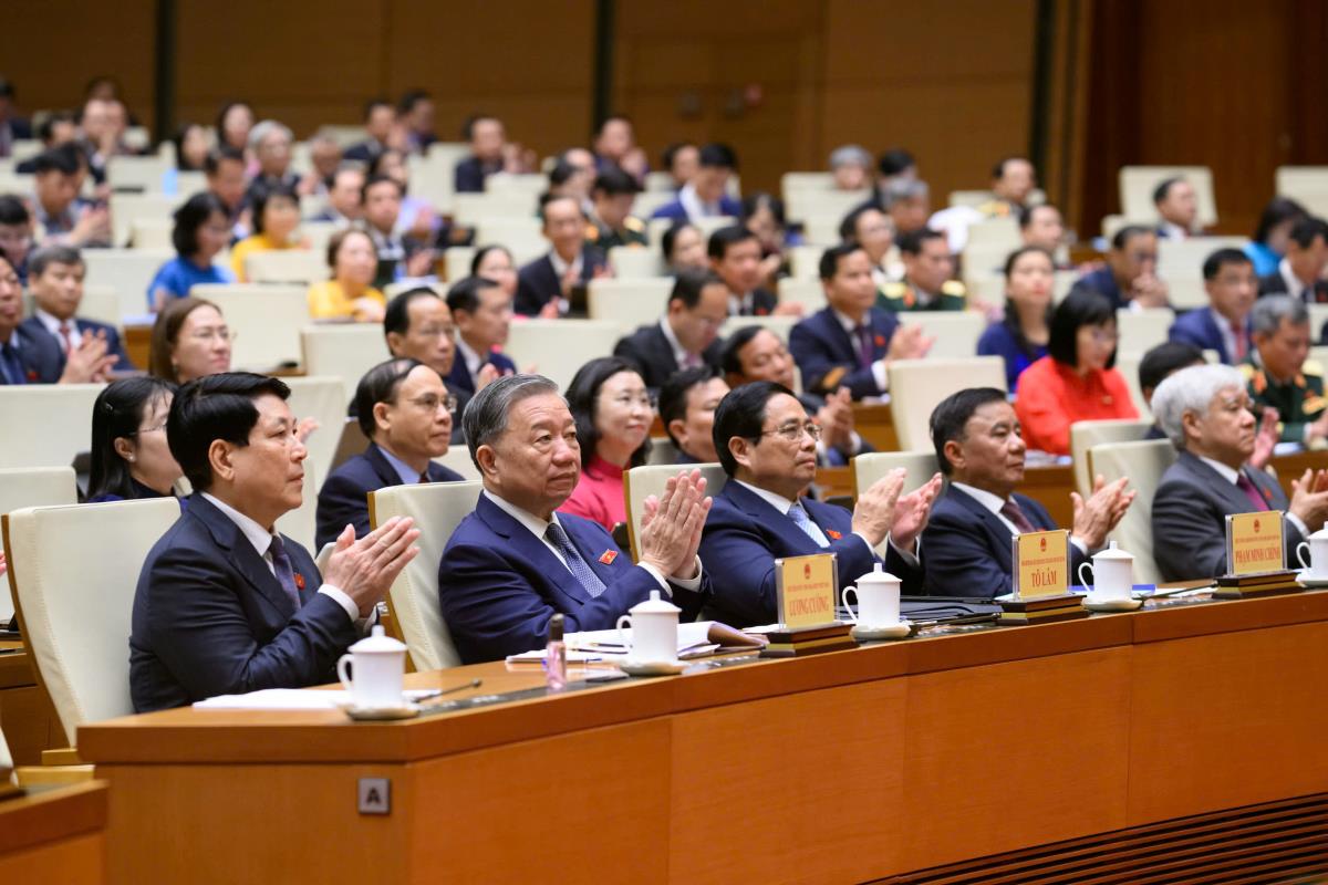 Thủ tướng Phạm Minh Chính trình bày Báo cáo đánh giá bổ sung kết quả thực hiện kế hoạch phát triển kinh tế - xã hội và ngân sách nhà nước năm 2024; tình hình thực hiện kế hoạch phát triển kinh tế - xã hội và ngân sách nhà nước những tháng đầu năm 2025.