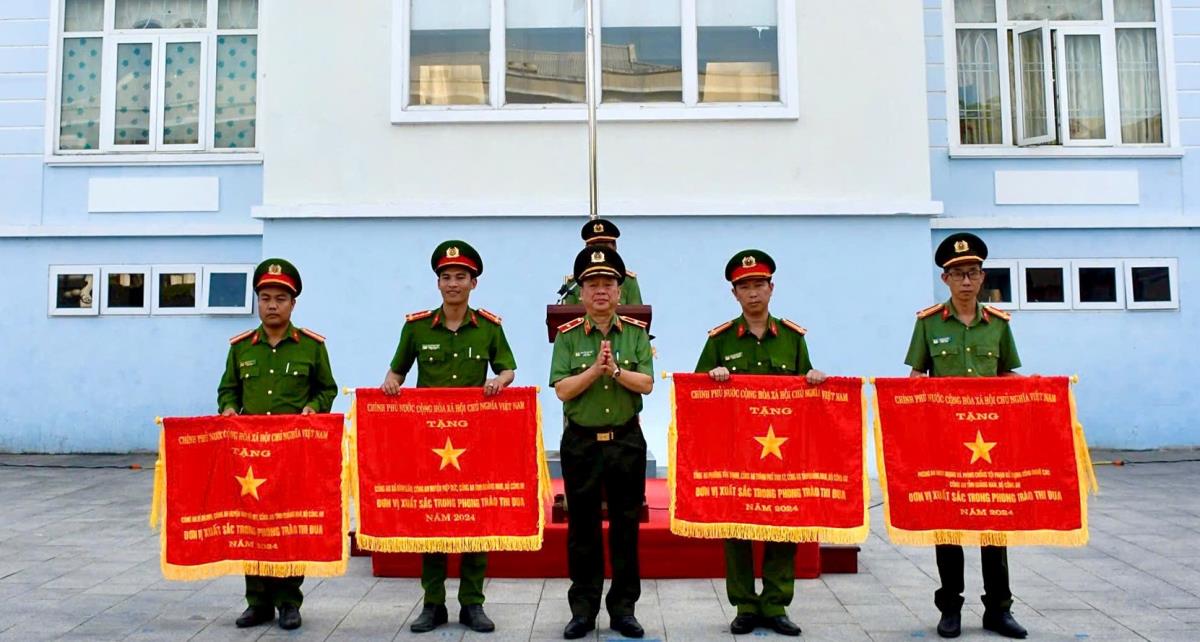 Thiếu tướng Nguyễn Hữu Hợp trao Cờ thi đua của Chính phủ năm 2024 cho 4 tập thể thuộc Công an tỉnh.