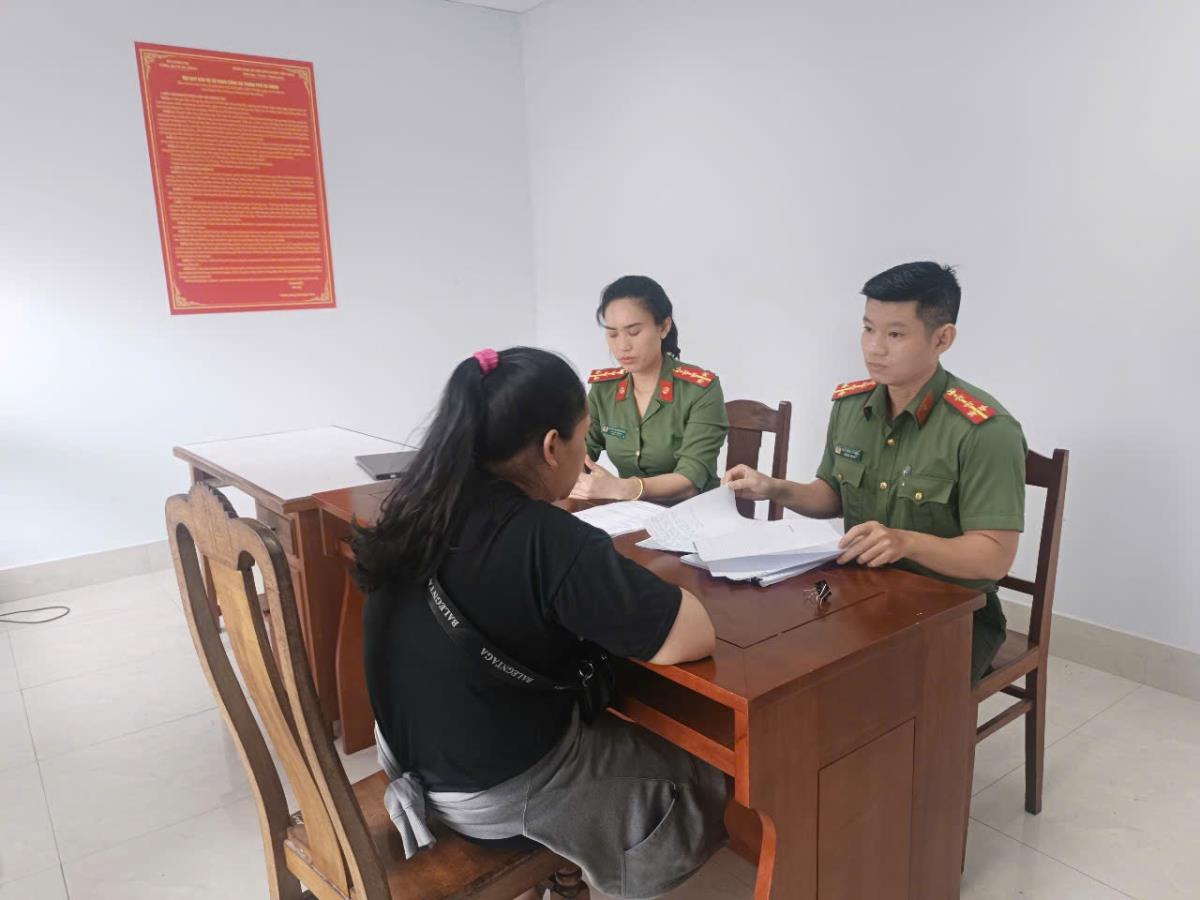 Lực lượng an ninh chính trị nội bộ xử lý một trường hợp đưa tin sai sự thật. Ảnh: AN