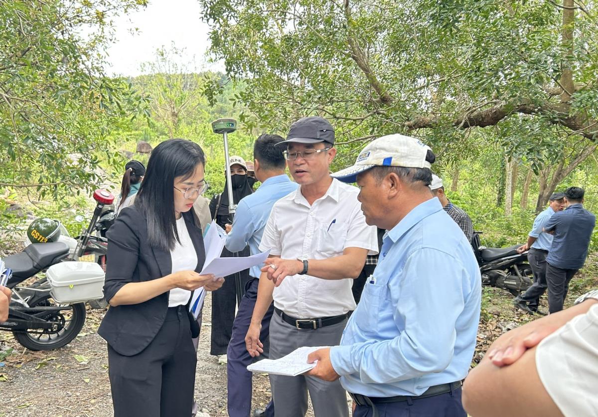 Các cấp ngành vận động người dân bàn giao mặt bằng tại dự án.