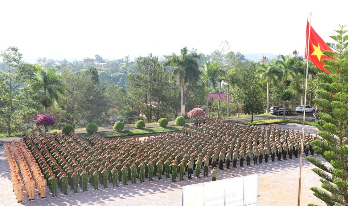 Các đồng chí lãnh đạo Công an tỉnh; lãnh đạo, chỉ huy, cán bộ, chiến sĩ các đơn vị tham dự buổi lễ