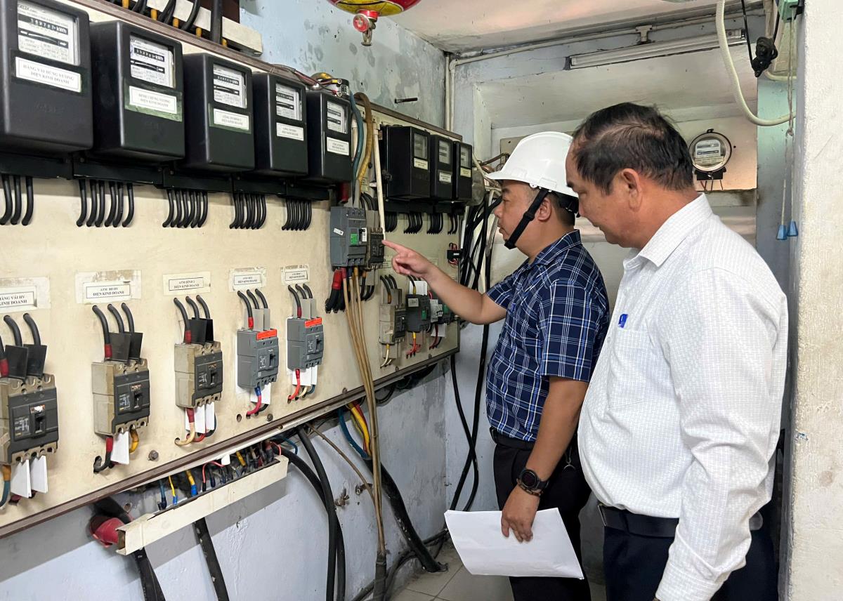 Điện lực Hải Châu kiểm tra tủ điện tại các chợ lớn.