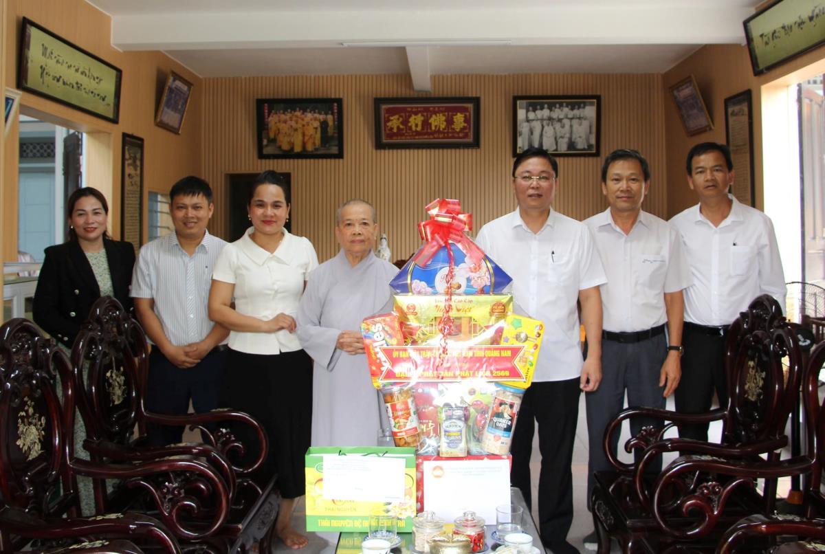 Ông Lê Trí Thanh cùng đoàn công tác thăm, tặng quà tại chùa Sư nữ Châu Phong (thị xã Điện Bàn).