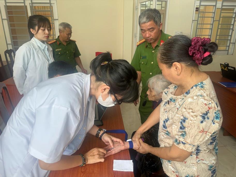 Phòng Cảnh sát quản lý hành chính về trật tự xã hội Công an tỉnh thăm hỏi, gửi lời chúc sức khỏe và trao tặng quà cho thân nhân, gia đình các liệt sĩ