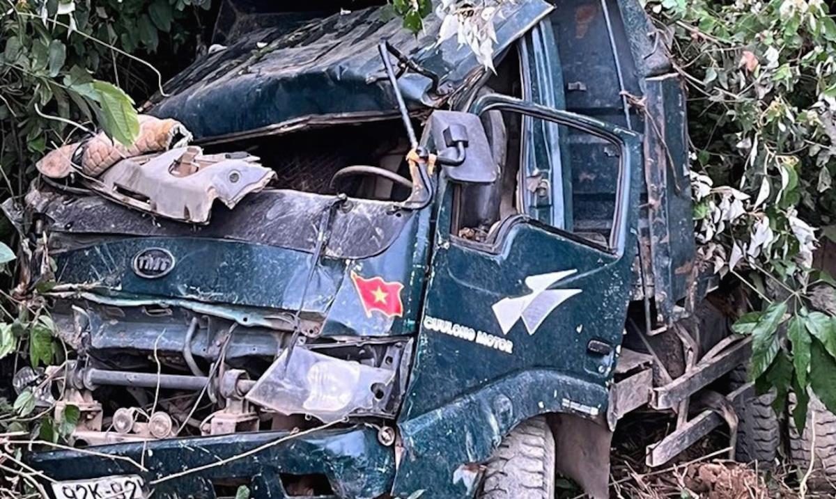 Lật xe chở keo khiến một người tử vong.