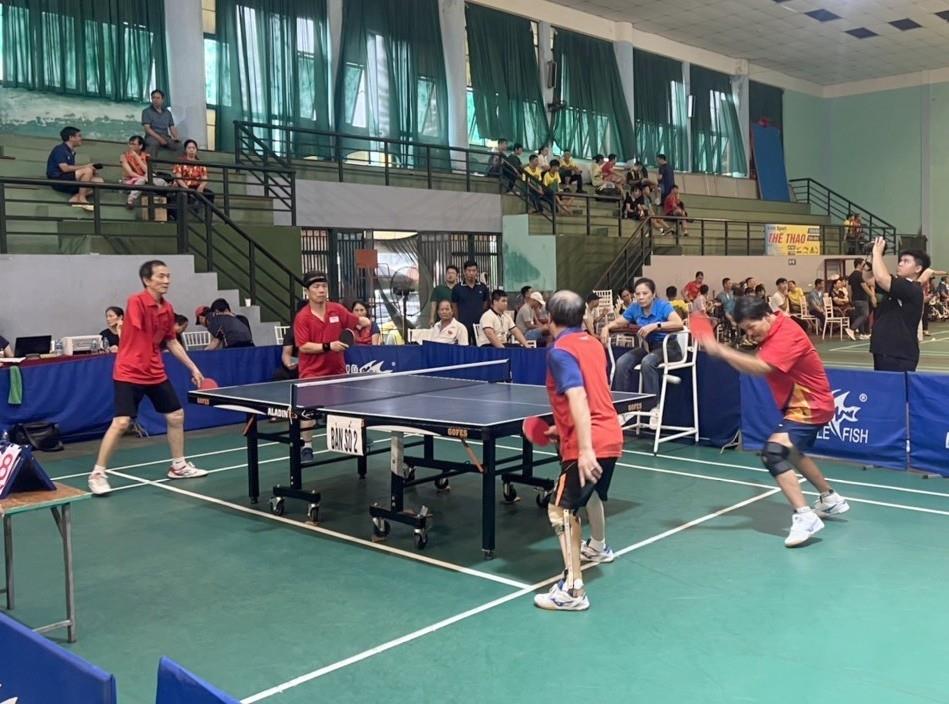 Các VĐV thi đấu nội dung đôi nam bóng bàn tại giải.