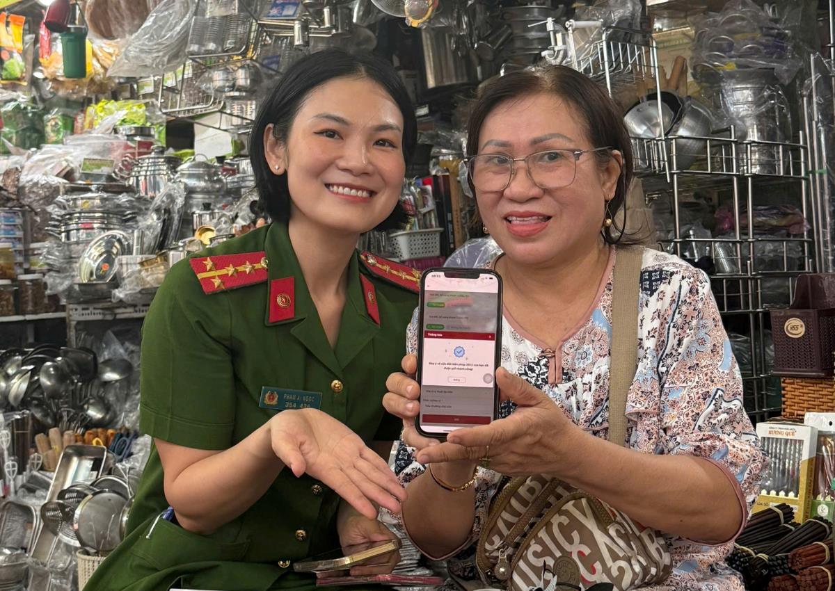 Lực lượng Công an tổ chức hướng dẫn tiểu thương góp ý sửa đổi, bổ sung một số điều của Hiến pháp năm 2013 qua ứng dụng VNeID.