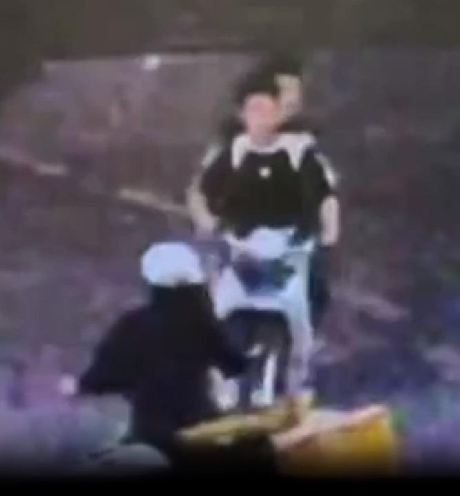 Thời điểm 2 xe máy sắp xảy ra va chạm. Ảnh cắt từ camera giám sát.