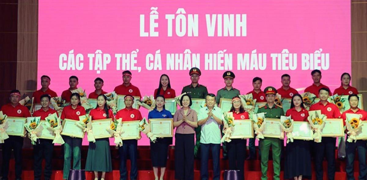 Trao bằng khen cho các tập thể, cá nhân tiêu biểu trong phong trào HMTN.