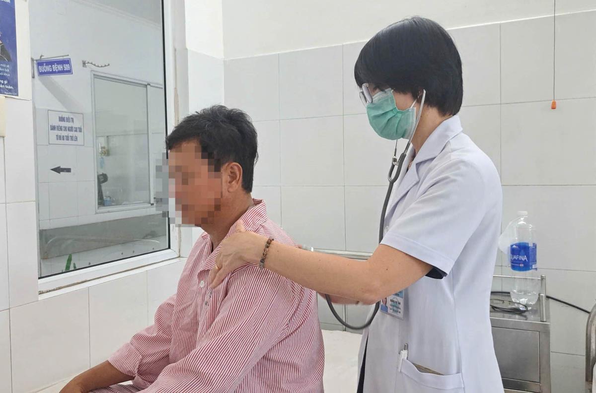 Bác sĩ kiểm tra sức khoẻ cho bệnh nhân Nguyễn Văn T. sau khi lấy dị vật.