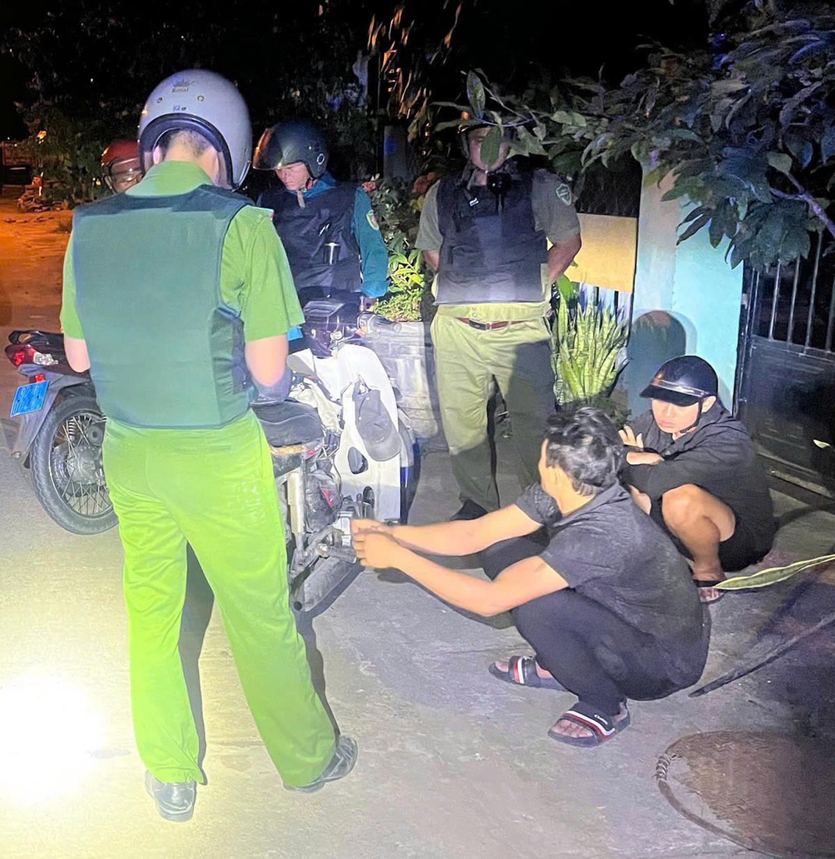 Nguyễn Văn Vũ và Lê Văn Tùng bị bắt giữ.