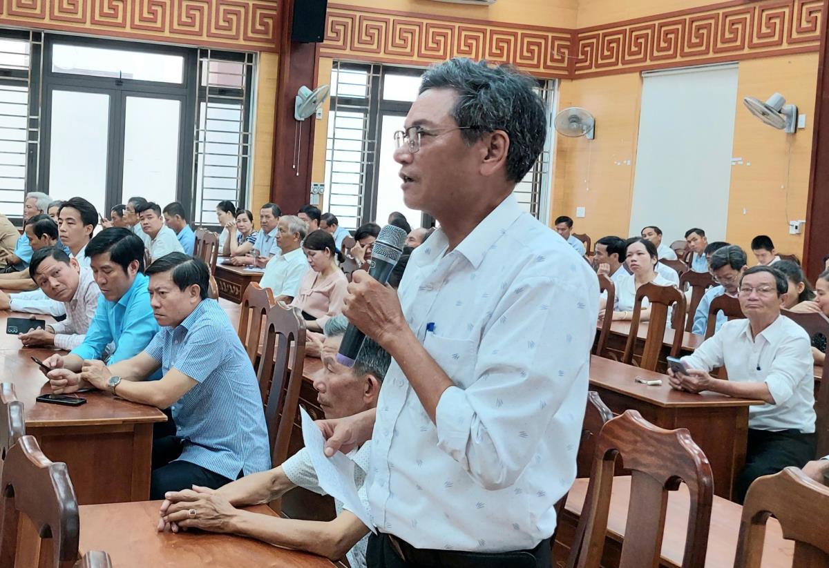 Cử tri quận Cẩm Lệ phát biểu tại hội nghị.