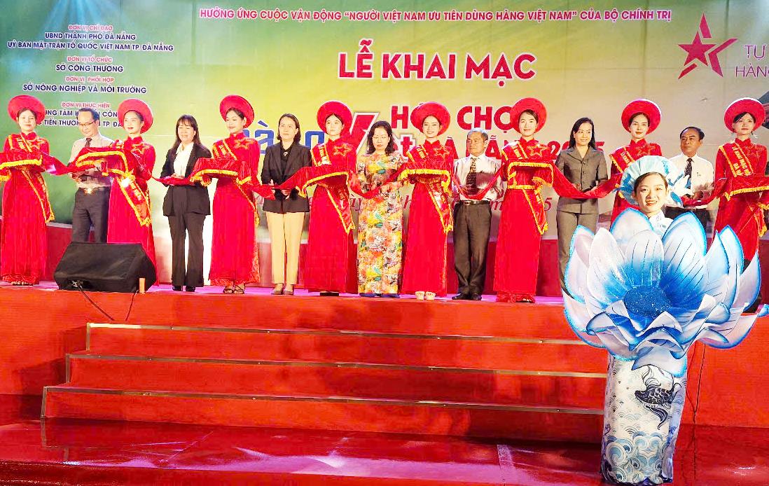 Khách hàng tham quan gian hàng sản phẩm OCOP nước mắm Hương Làng Cổ (TP Đà Nẵng).