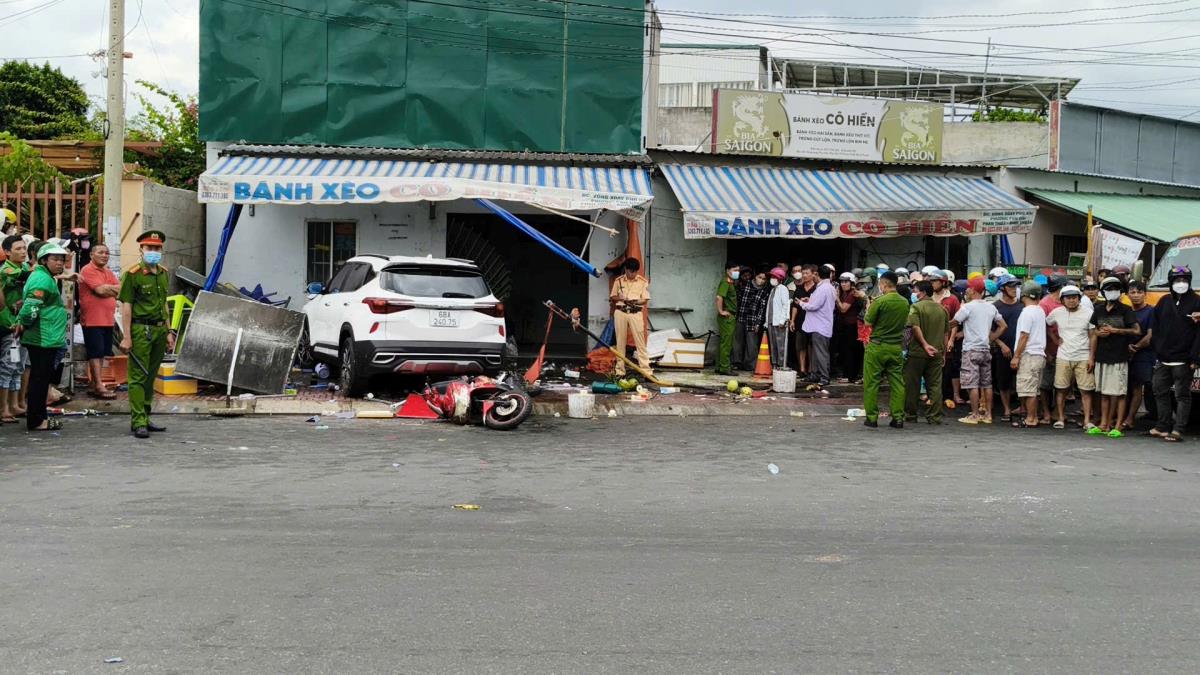 Ôtô kéo lê xe máy và tông vào quán bánh xèo.