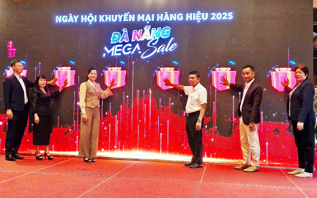 Một gian hàng tại "Ngày hội khuyến mại hàng hiệu – Mega Sale Đà Nẵng 2025" khuyến mãi giảm giá 70%.