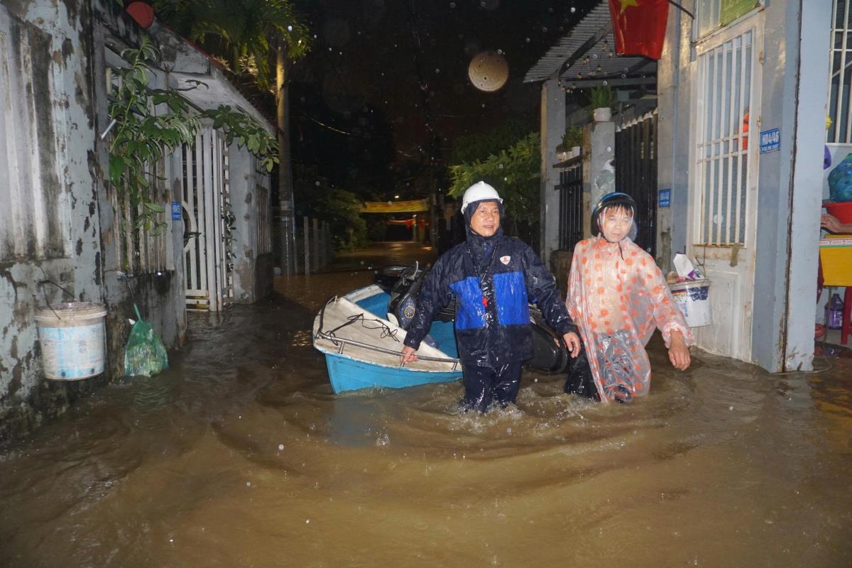 Các lực lượng chức năng tỉnh Quảng Nam cứu hộ tàu cá.