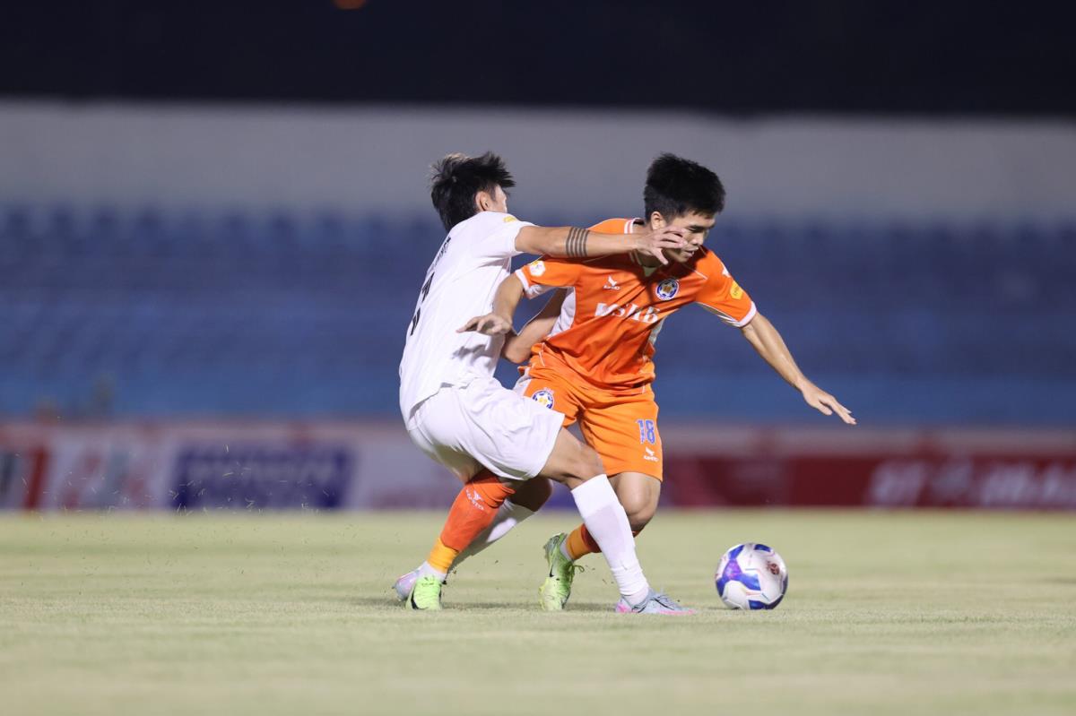 SHB Đà Nẵng (phải) đang được hỗ trợ tích cực từ lãnh đạo CLB và cổ động viên.