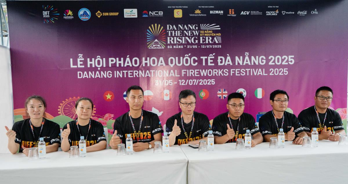 Ông Llang Weiming tiến hành kiểm tra pháo sau khi được chuyển đến bãi bắn.