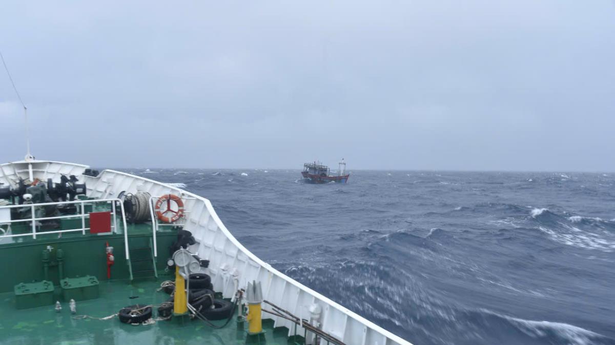 Tàu Cảnh sát biển tiếp cận và lai dắt tàu cá gặp nạn vào khu vực trú bão.
