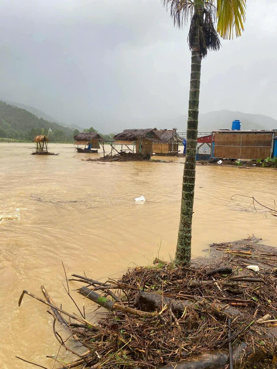 Công an xã Hòa Bắc căng dây cảnh báo nguy hiểm tại các tuyến đường ngập lụt trên địa bàn xã Hòa Bắc