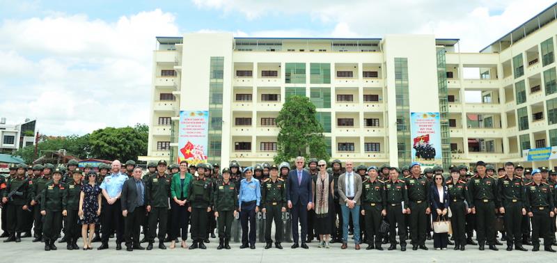 Đoàn công tác của Liên hợp quốc chụp ảnh lưu niệm với Đơn vị Cảnh sát gìn giữ hòa bình số 1.