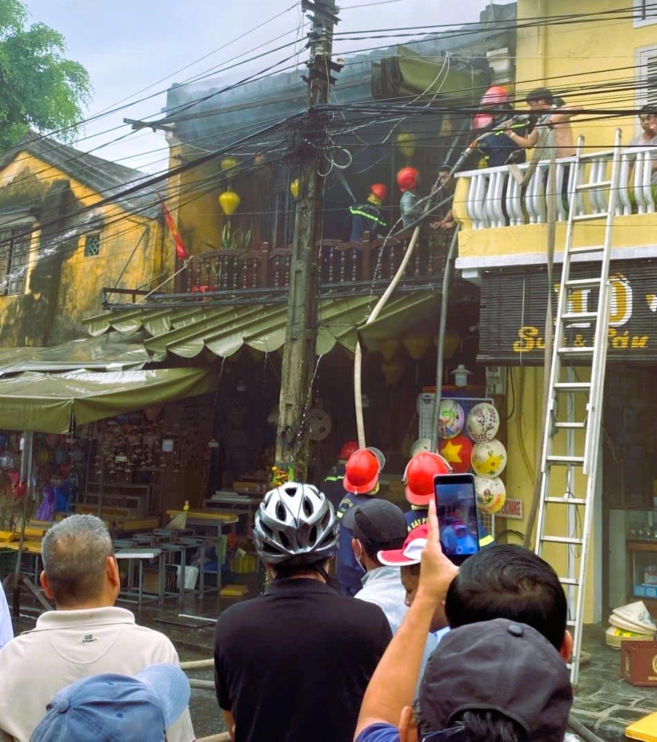 Lực lượng Cảnh sát phòng cháy chữa cháy & cứu nạn cứu hộ Bắc Quảng Nam kịp thời khống chế đám cháy