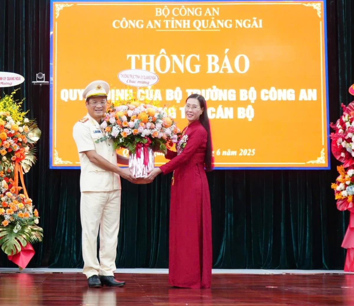 Lãnh đạo tỉnh Quảng Ngãi tặng hoa chúc mừng Đại tá Hồ Song Ân.
