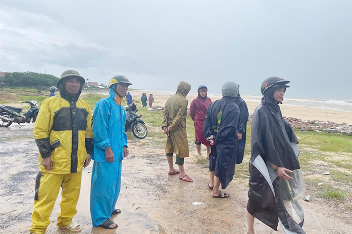 Tìm kiếm 2 chị em bị lũ cuốn trôi ở xã Tân Hoá