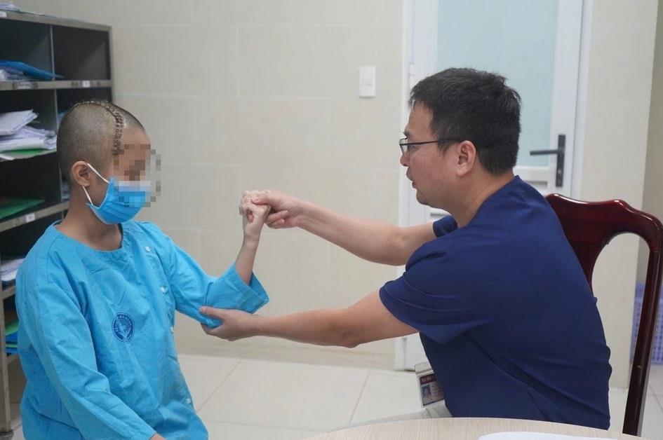 Hiện bệnh nhi phục hồi tích cực, tỉnh táo, vận động tứ chi gần như bình thường.