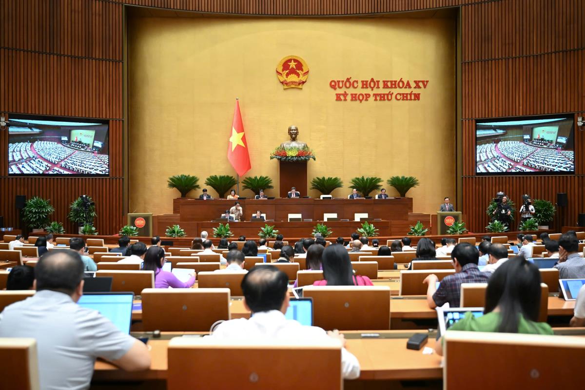 Các đại biểu bấm nút thông qua Nghị quyết của Quốc hội sửa đổi, bổ sung một số điều của Hiến pháp năm 2013 bằng hình thức biểu quyết điện tử.