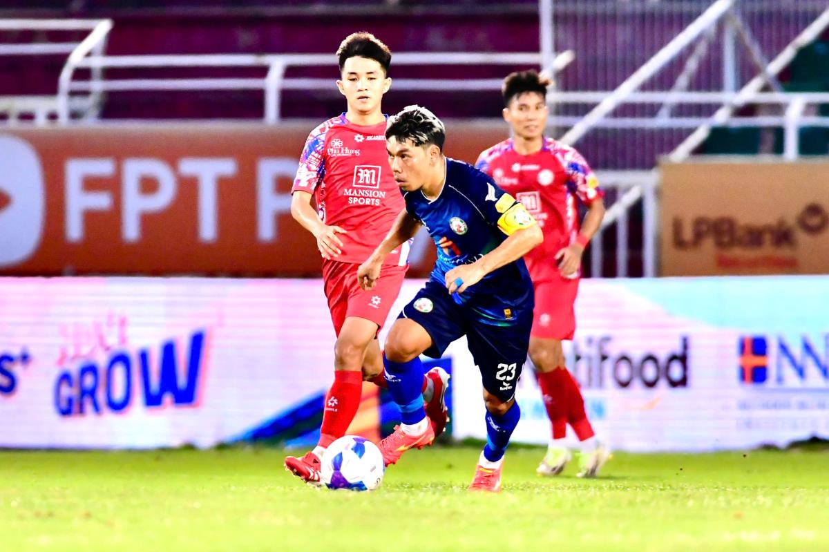 Bình Định (áo sẫm) thất thế trong tốp 3 đua trụ hạng.