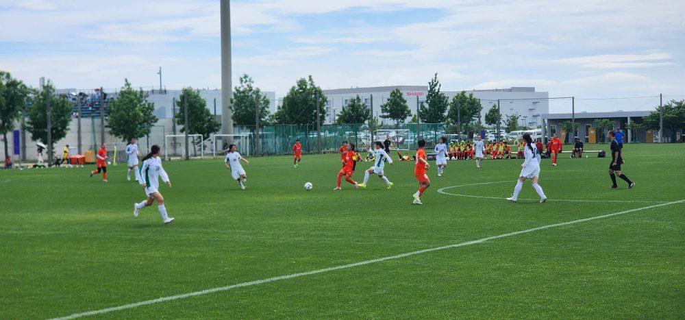 Tuyển nữ Việt Nam (áo sẫm) vs Đại học Sức khỏe, Thể thao & Khoa học Osaka (1-1).