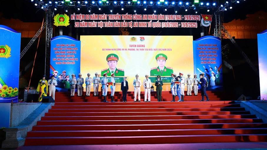 Trung úy Đinh Gia Vinh tại Chương trình tuyên dương 80 thanh niên Công an xã, phường, thị trấn tiêu biểu năm 2025.