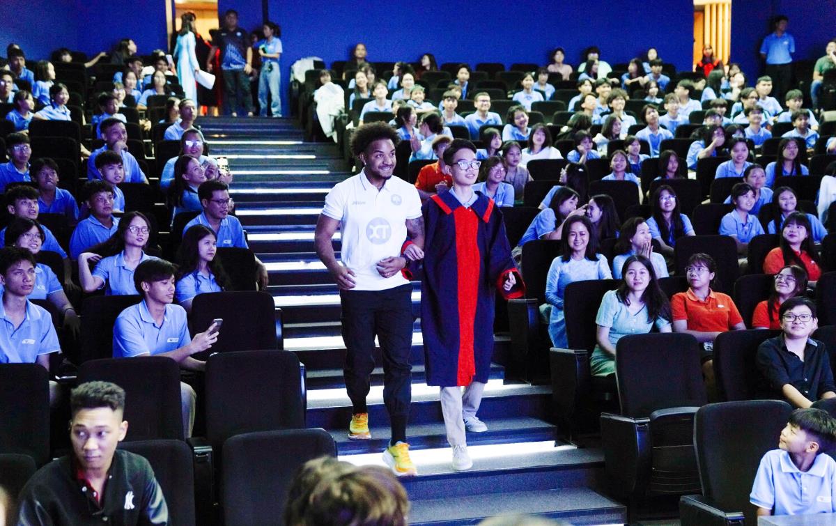 Xuân Son rất thân thiện tạo dáng, chụp ảnh cùng các em nhỏ