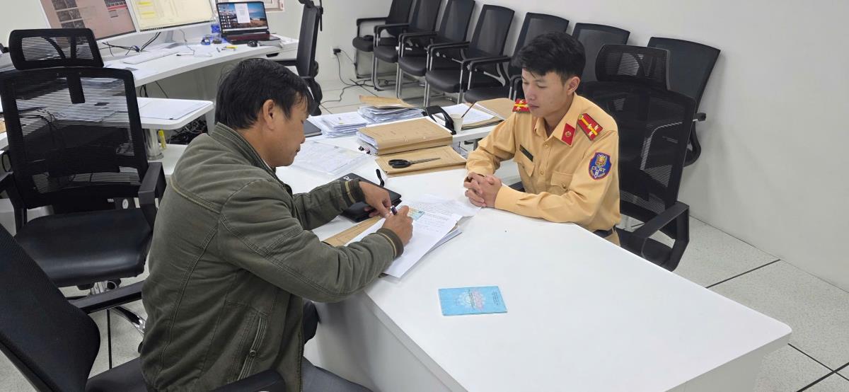 Anh Thành tường trình lại việc cứu người gặp nạn trên đường.