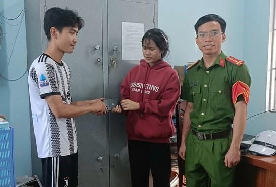 Em Nam trao lại chiếc điện thoại cho anh Vũ.