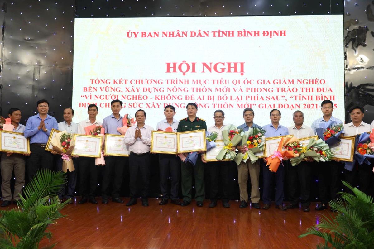 Trao Bằng khen của Chủ tịch UBND tỉnh cho các tập thể, cá nhân có thành tích xuất sắc.