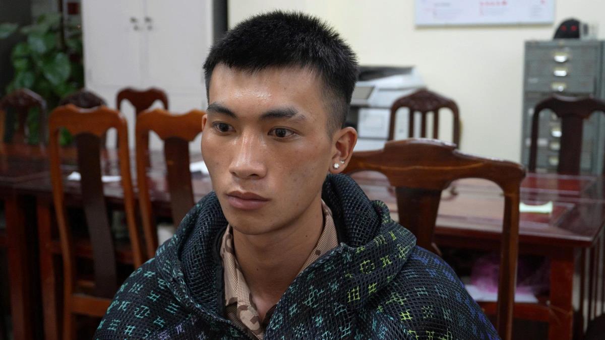 Đối tượng Hùng bị bắt sau khi xuống TP HCM bán vòng vàng tang vật và chiếc xe máy phương tiện gây án.