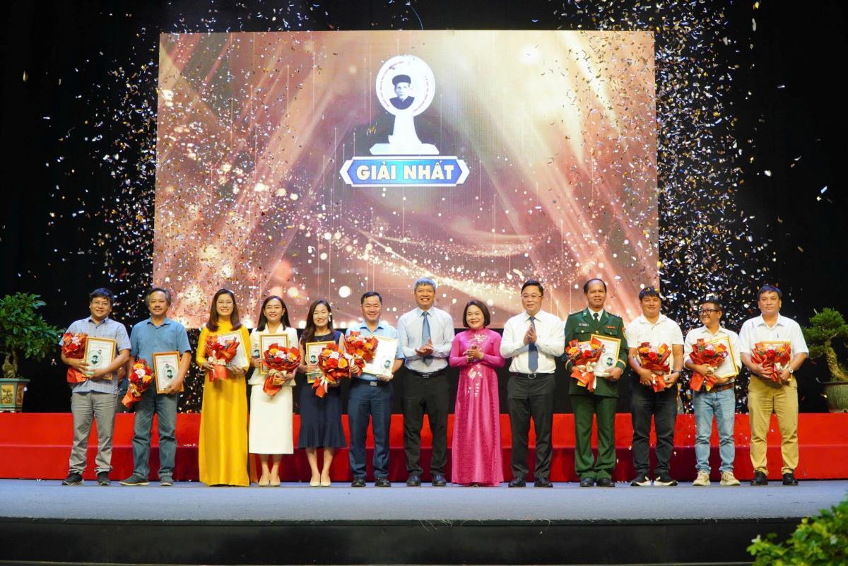 Ban tổ chức và các đại biểu chụp hình lưu niệm với các tác giả đoạt giải.