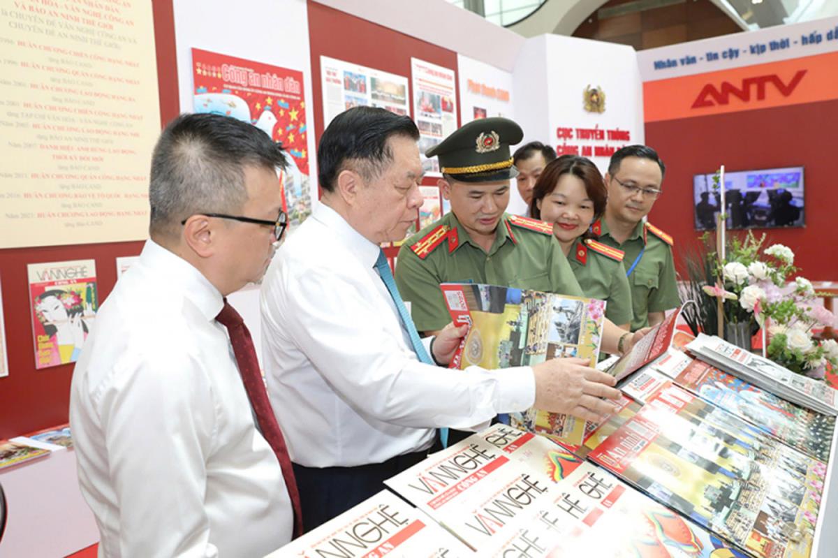 Đại biểu thăm khu vực trưng bày báo chí Công an Nhân dân tại Hội Báo toàn quốc năm 2025.