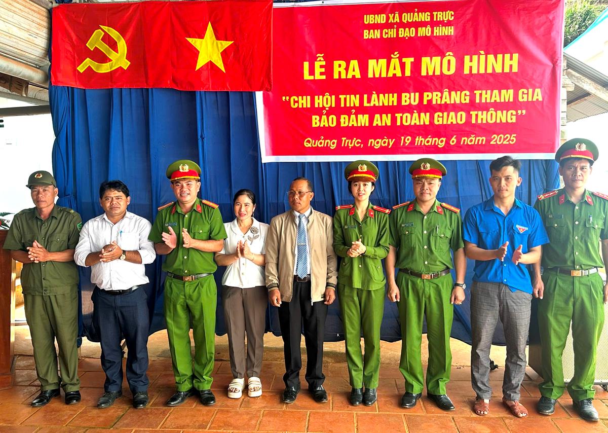 Chính quyền địa phương cùng quần chúng tín đồ chụp ảnh lưu niệm