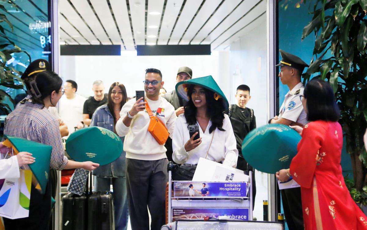 Lãnh đạo Sở Văn hoá, Thể thao và Du lịch Đà Nẵng tặng quà lưu niệm cho các vị khách đến thành phố qua đường bay mới