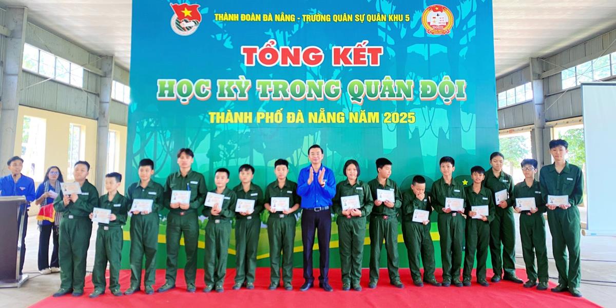 Trao Giấy chứng nhận cho “chiến sĩ nhí” hoàn thành chương trình Học kỳ trong quân đội năm 2025.