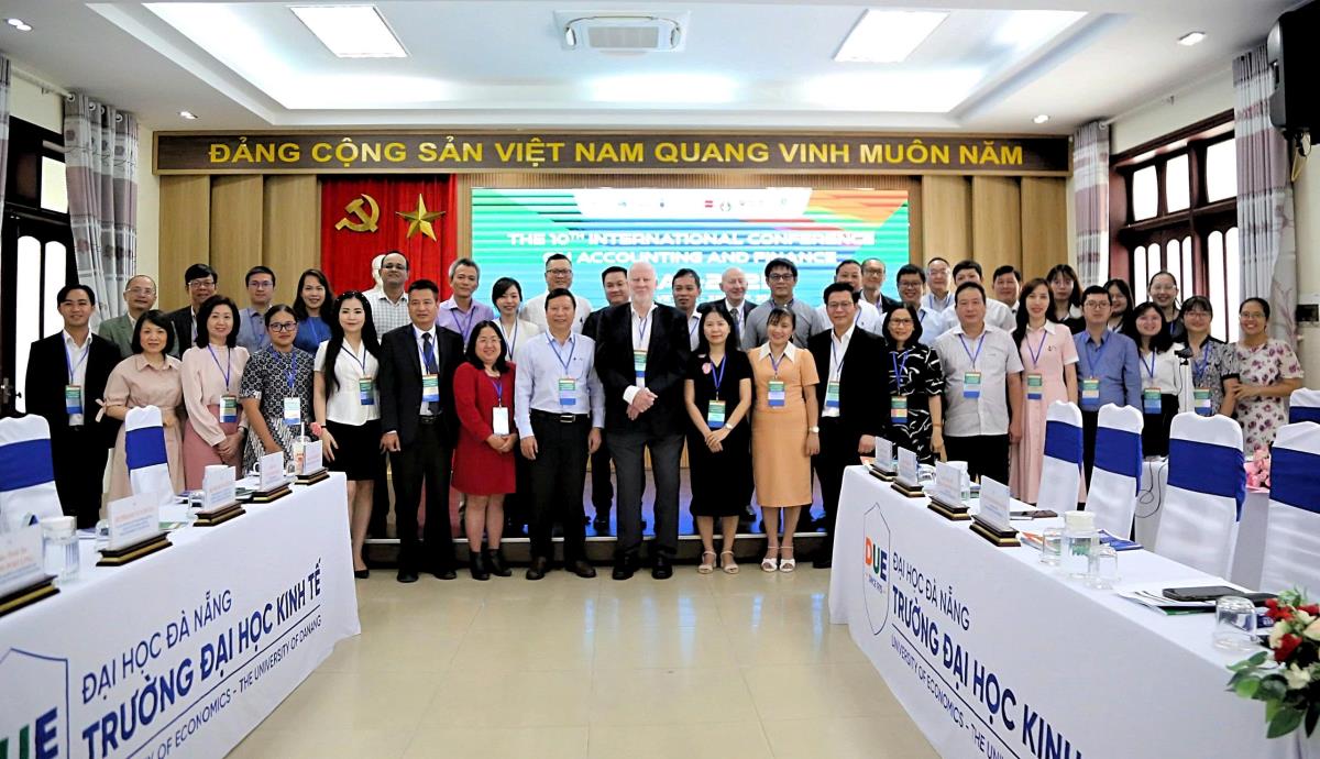 Các đại biểu tham dự hội thảo chụp ảnh lưu niệm.