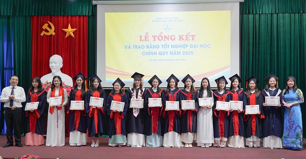 Đại diện Trường Đại học Hà Tĩnh trao bằng tốt nghiệp cho các sinh viên.