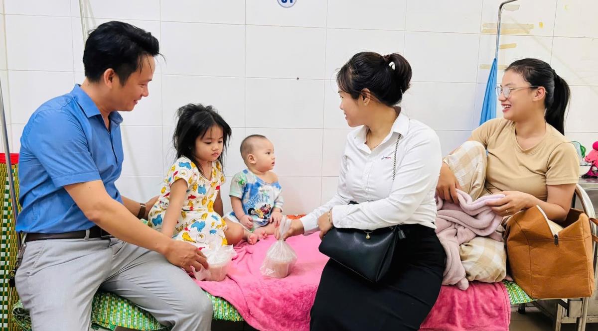 Trao suất ăn cho các bệnh nhi đang nằm viện.